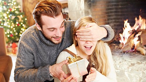 dấu hiệu chàng trai lạnh lùng thích bạn quà